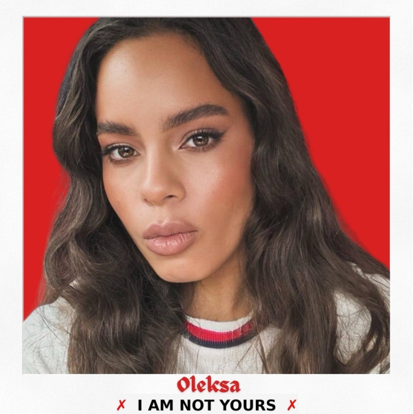 Portrét speváčky Oleksa s nápisom „I AM NOT YOURS“ a červeným pozadím v štýle polaroidovej fotografie.